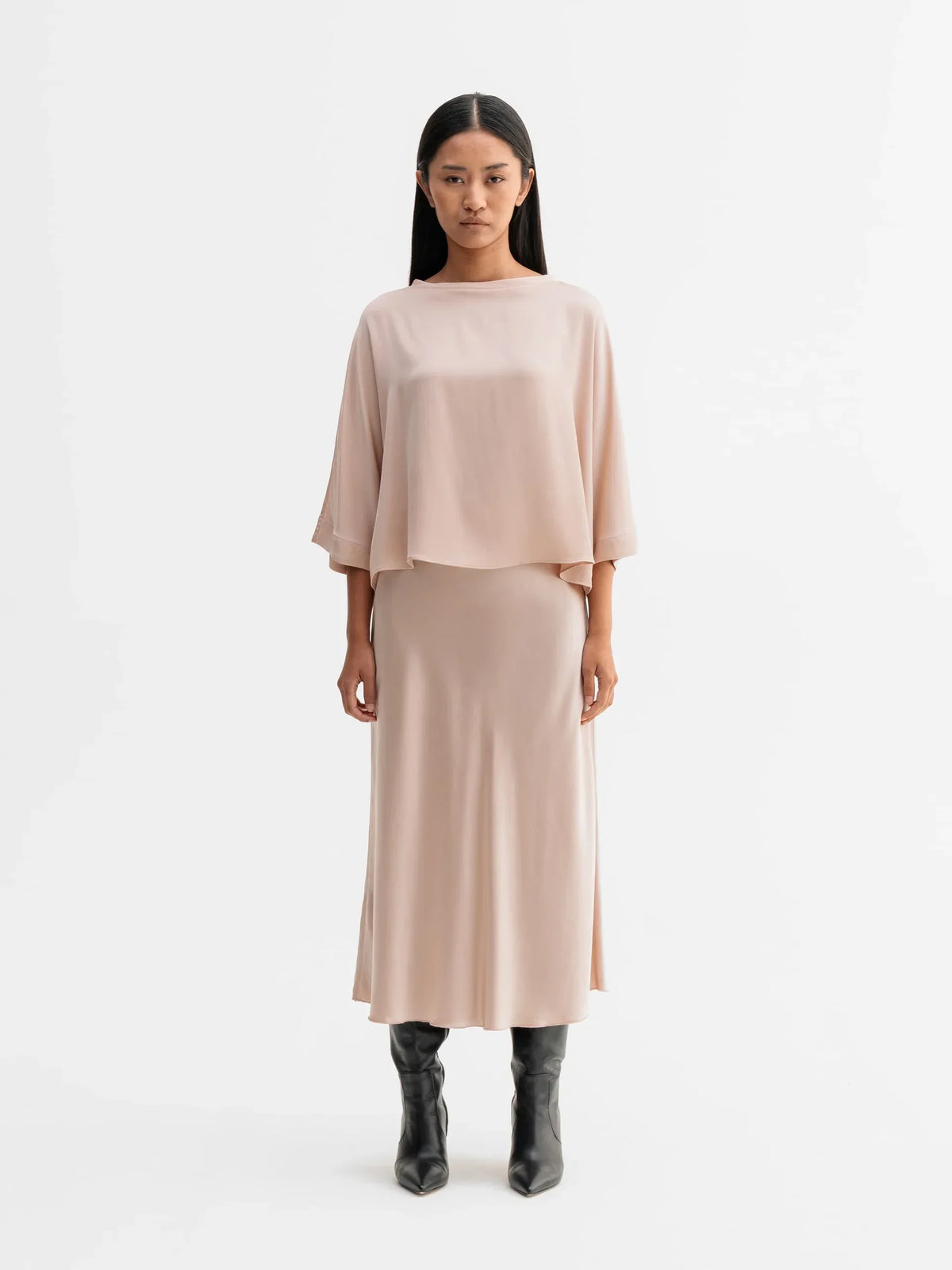 Ahlvar Hana satin silk skirt i dusty pink