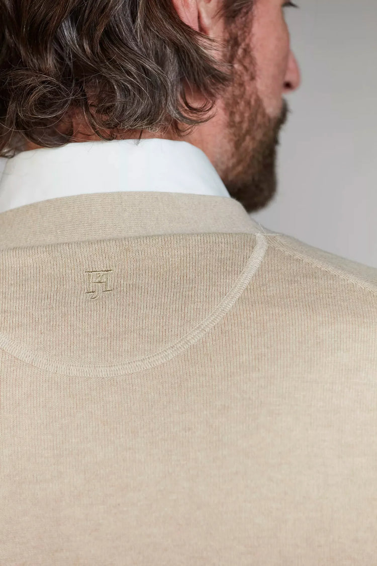 Hansen and Jacob sandfärgad Sleek Cardigan herrstickad tröja detalj