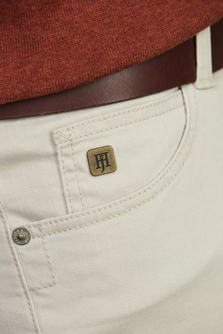 Herr byxa med detalj på fickan i ljus bomull, närbild på sidenmjuk yta
