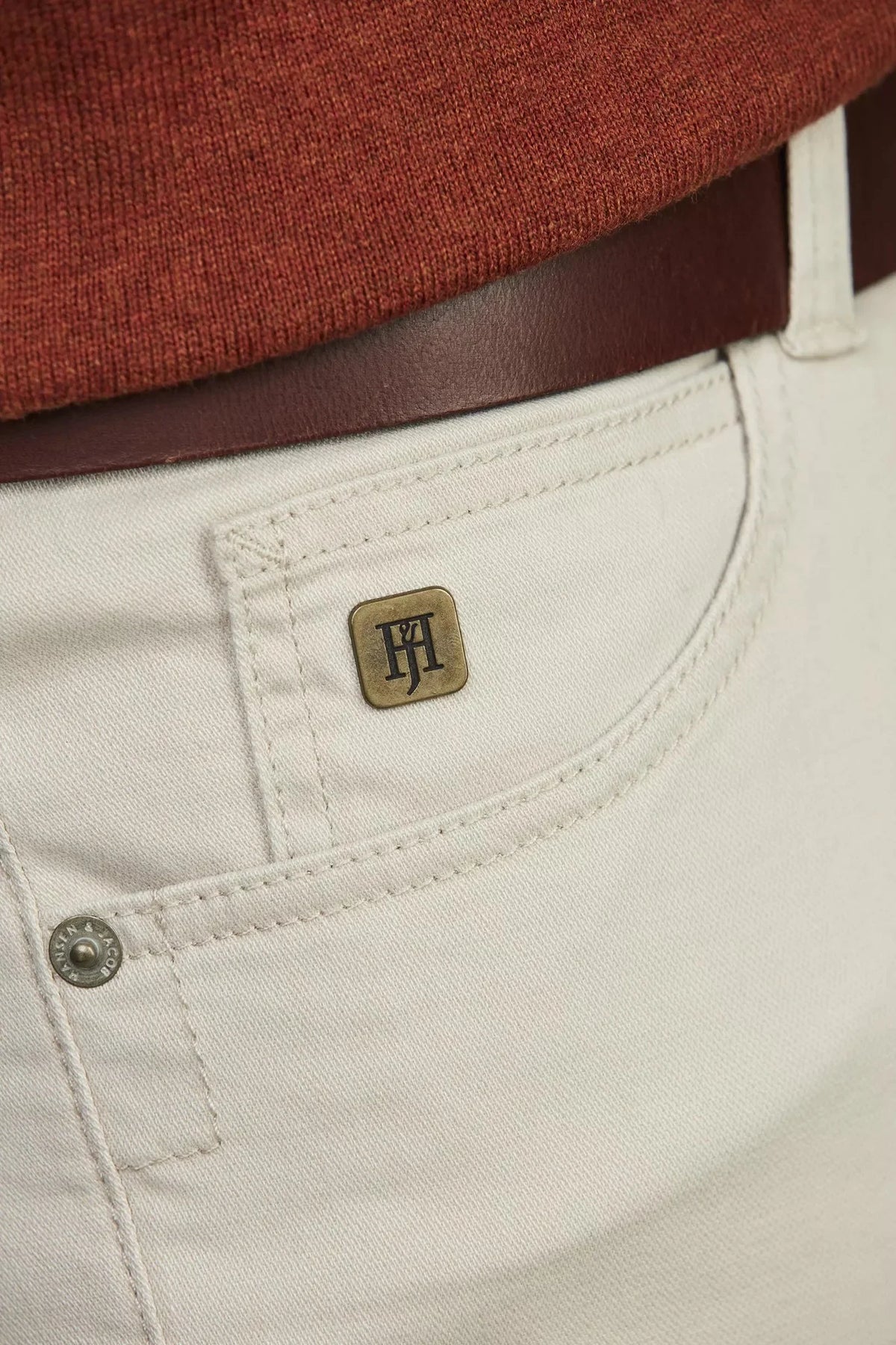 Herr byxa med detalj på fickan i ljus bomull, närbild på sidenmjuk yta