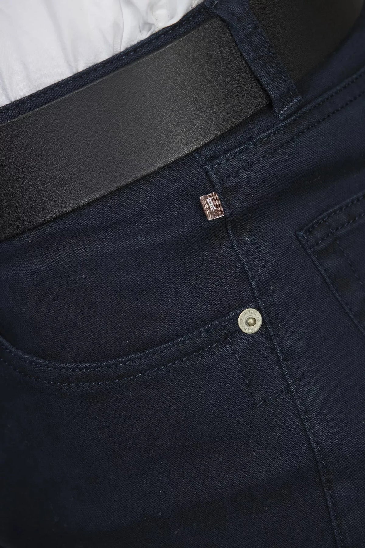 Trousers herr byxa – detaljbild på mörkblå femficksbyxa med svart bälte