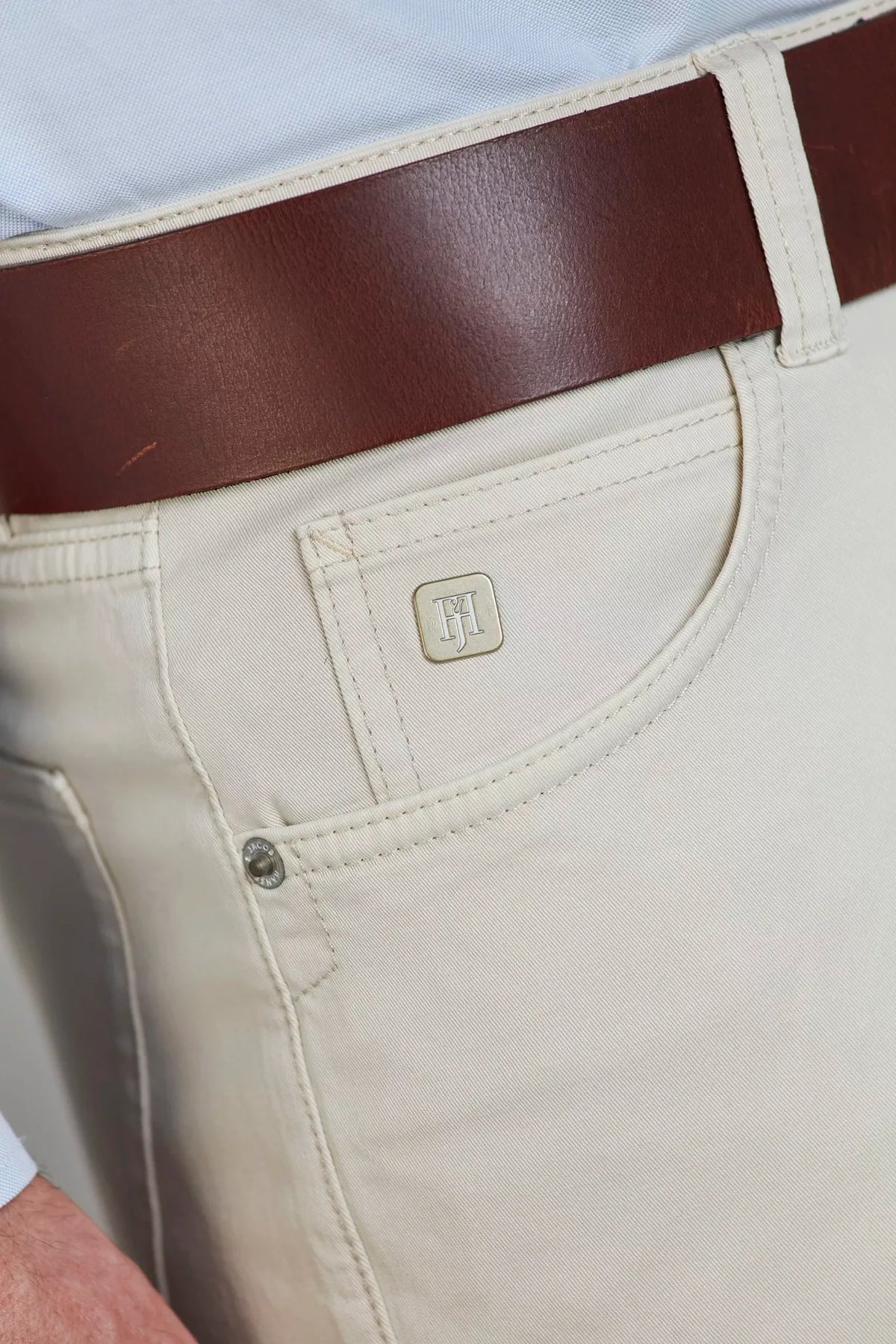 Holmens Herr beige chino byxor med brun läderrem