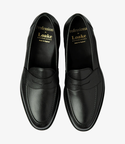 Svarta loafers i läder för herr, klassisk design med låg klack och präglad ovandel.