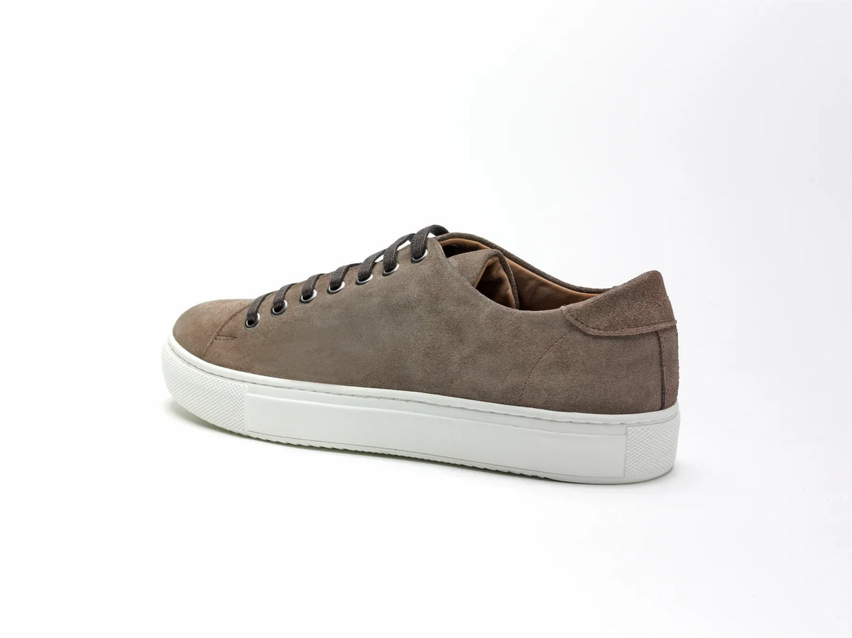 Brun mocka sneaker herr med vit sula och svarta skosnören