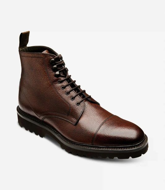 Brun herrkänga i skinn med snörning och grov sula, klassisk maskulin design