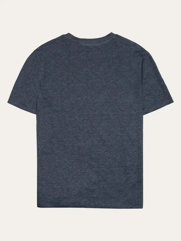 Bakre vy av blåmelerad linnet-shirt för herr, kort ärm, enkel klassisk design