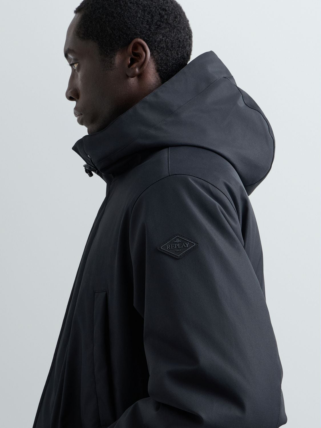 Parka med huva och fickor - Svart – bild 7