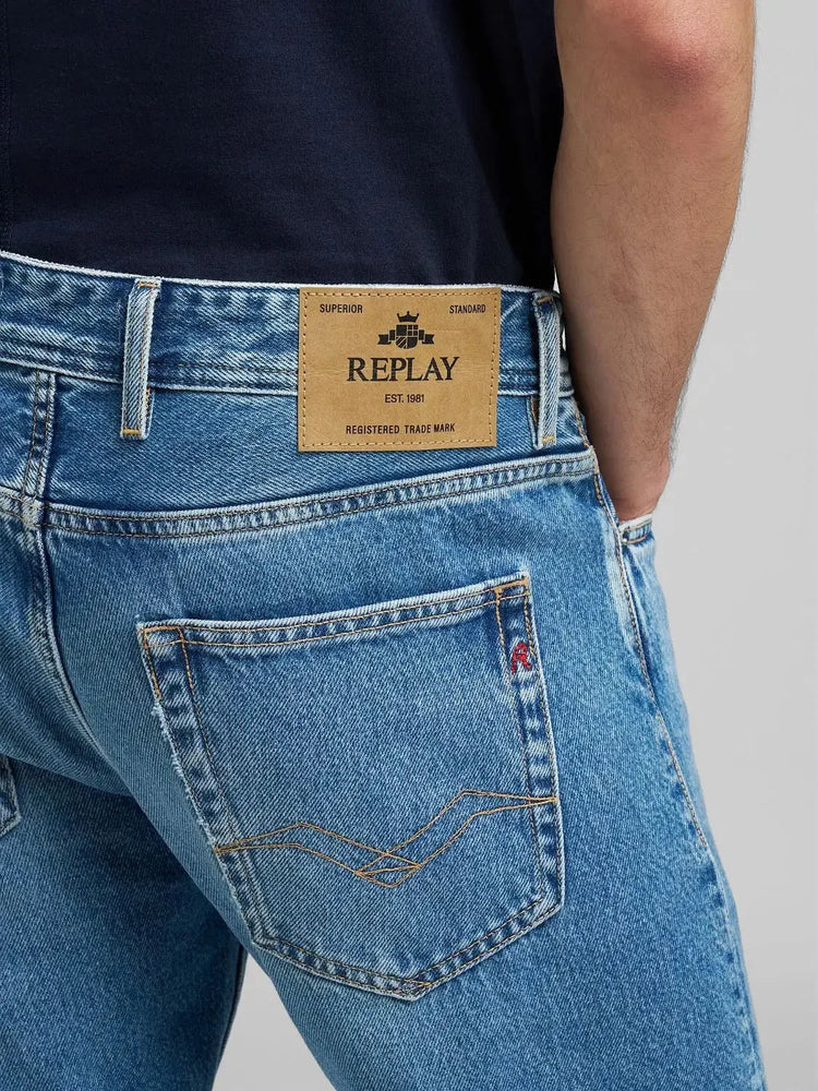 Herr i blå jeans med bakficka och Replay-lapp, klassiska herrkläder