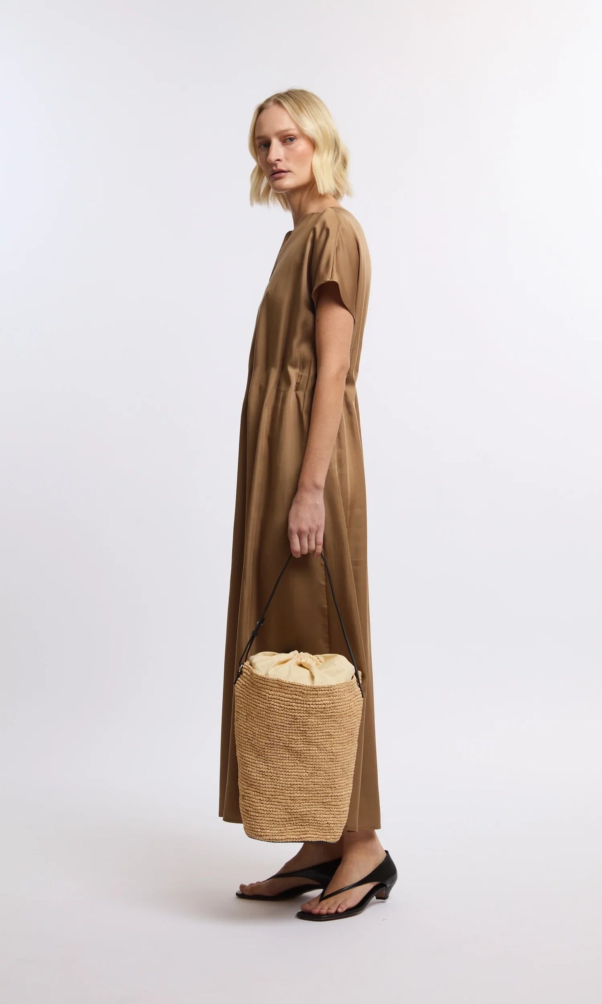 ONE and OTHER Leone Dress i färgen camel