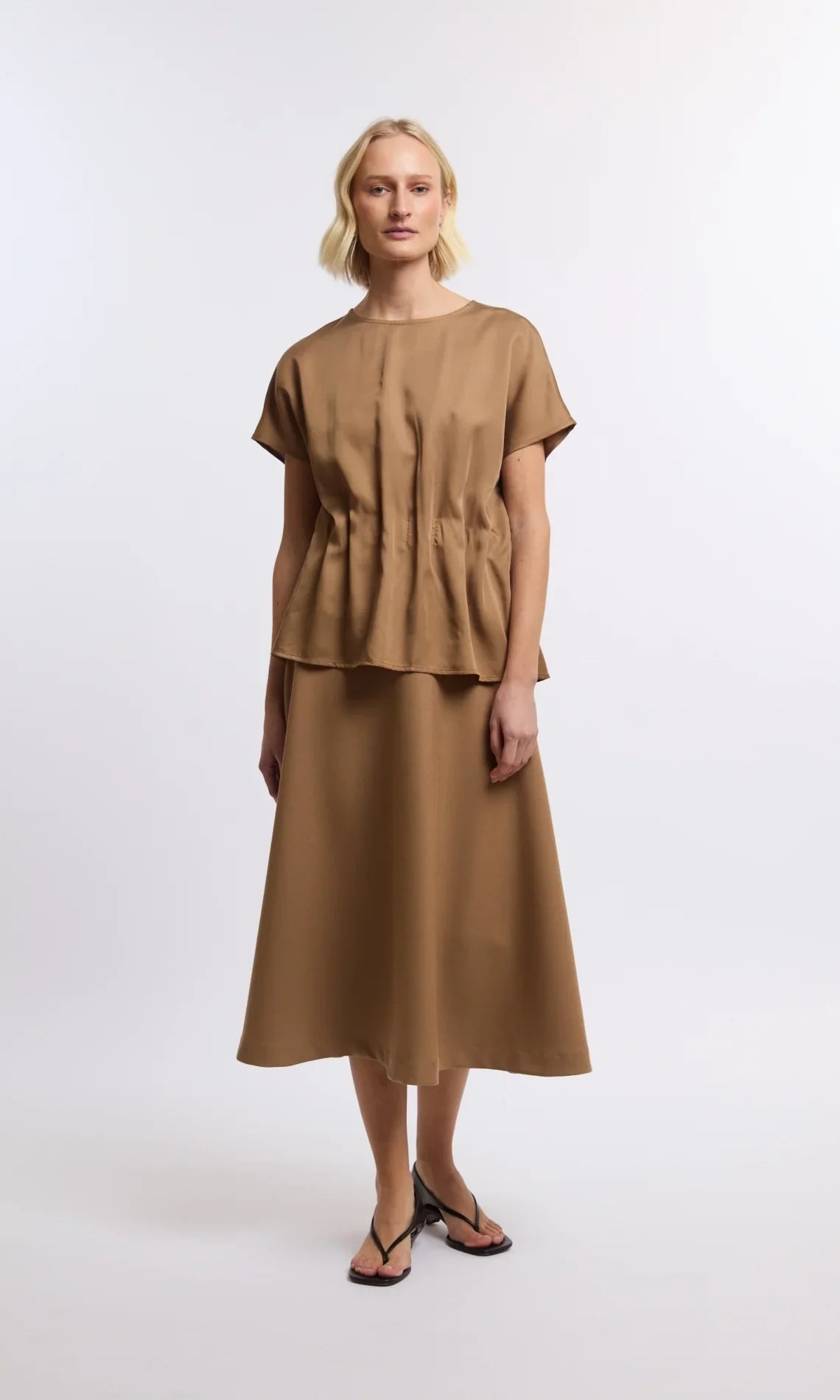 ONE and OTHER Leone Top i färgen camel