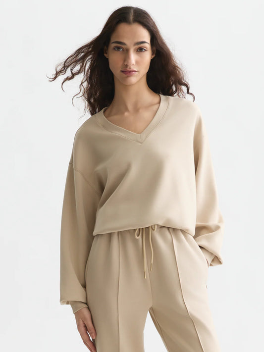 Beige V-ringad tröja och passande byxor herr
