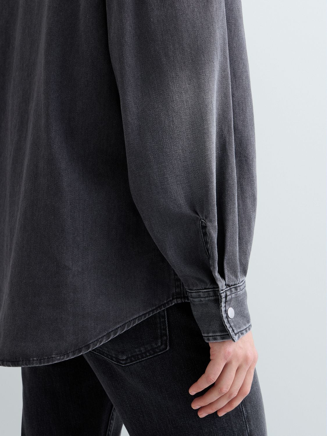 Jeansskjorta med satinfinish - Mellangrå – bild 5