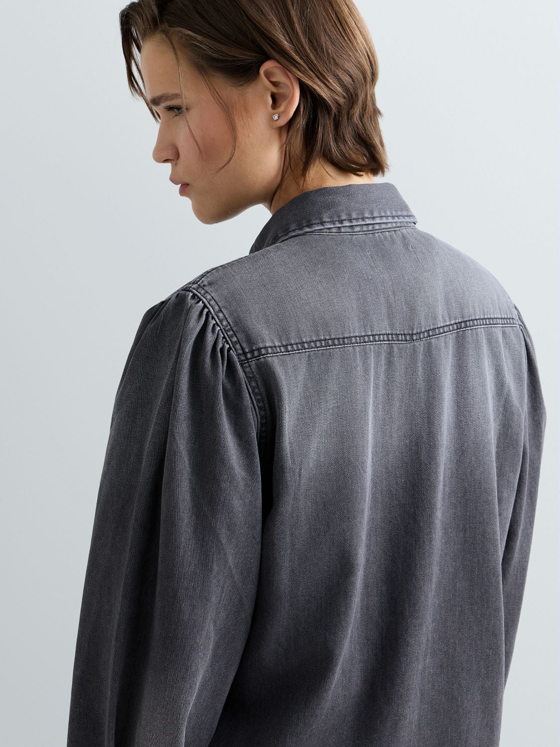 Jeansskjorta med satinfinish - Mellangrå – bild 7