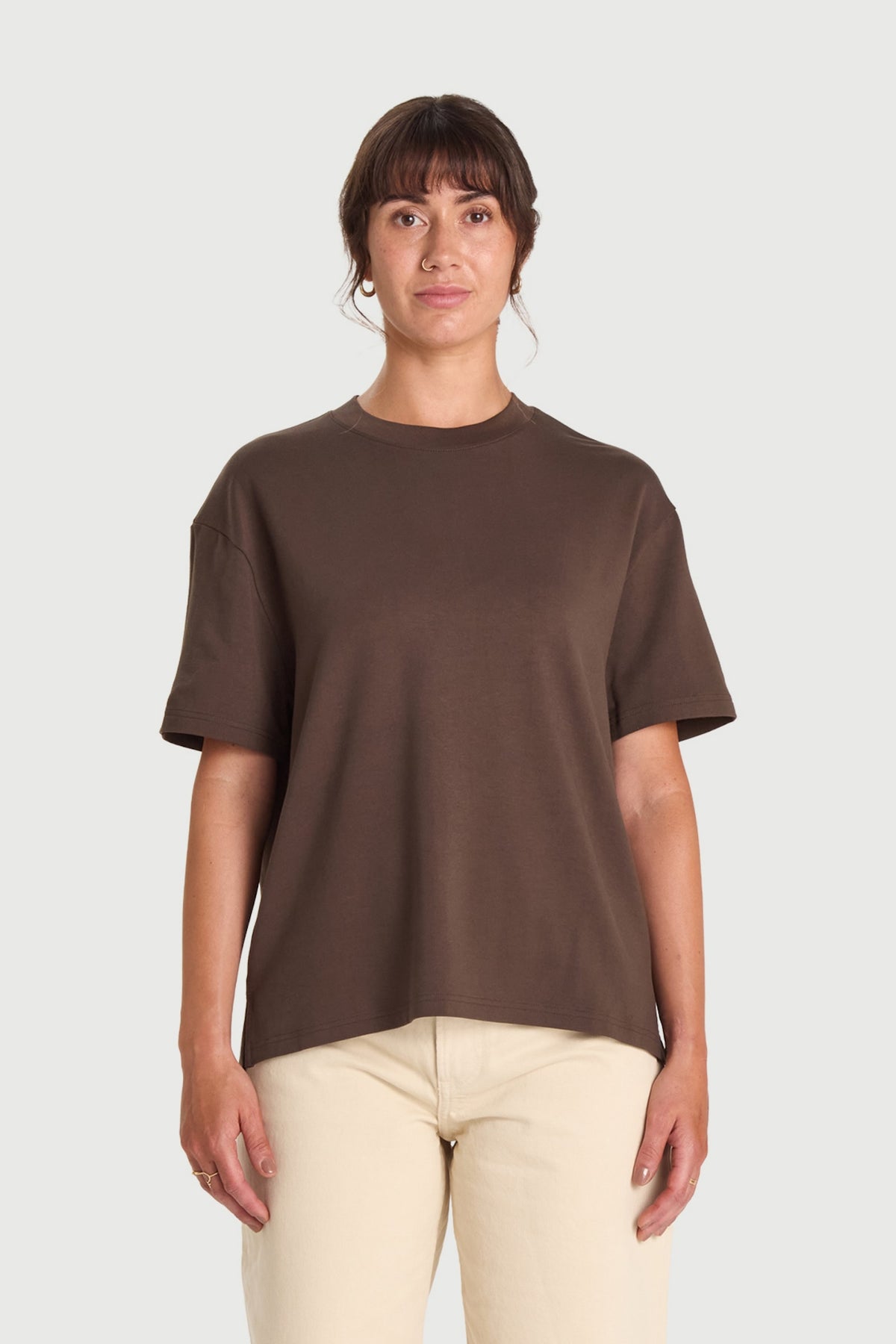 Boxy t-shirt i viskosjersey - Espresso – framsida