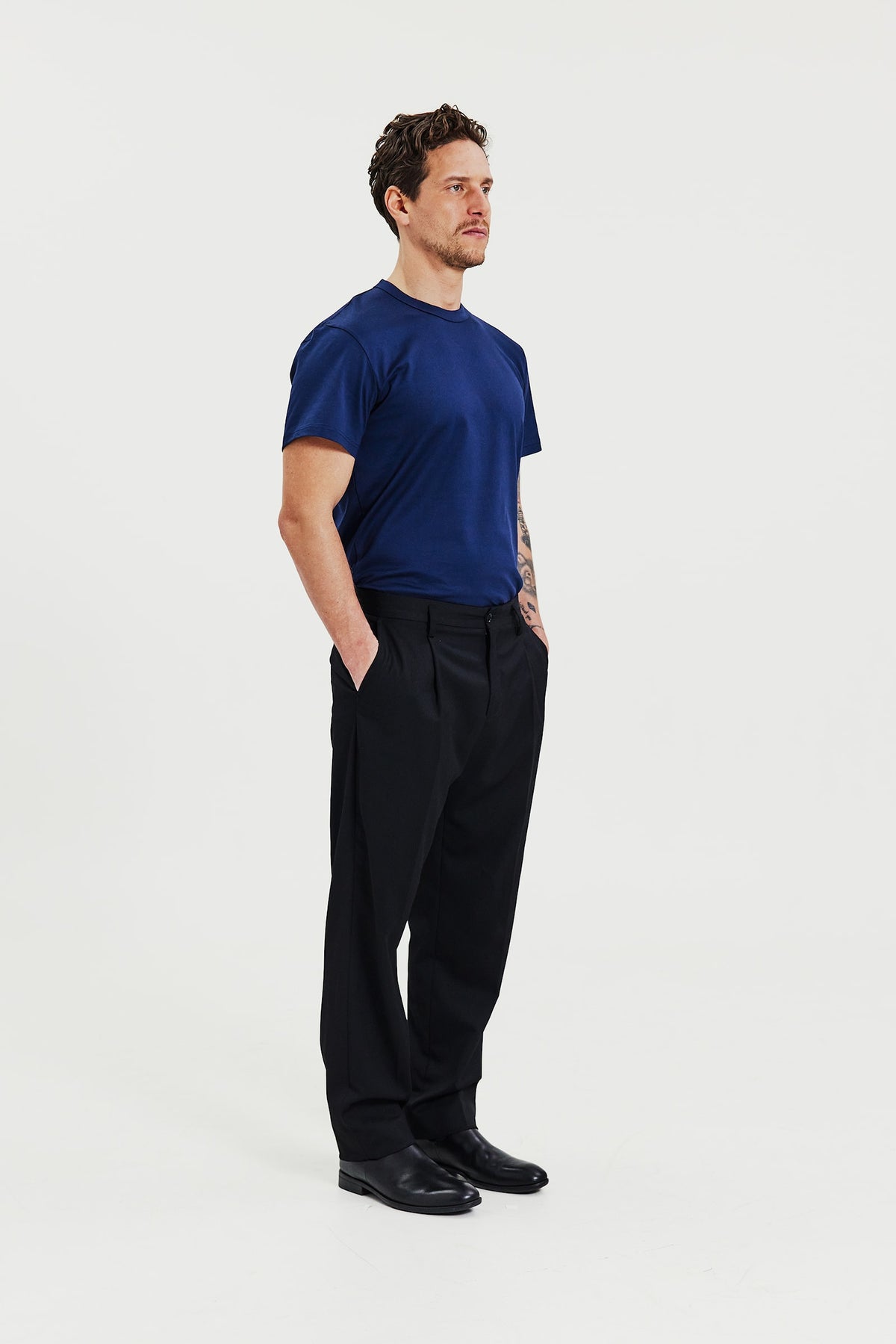 T-shirt i pimabomull med rund hals - Marinblå – detalj