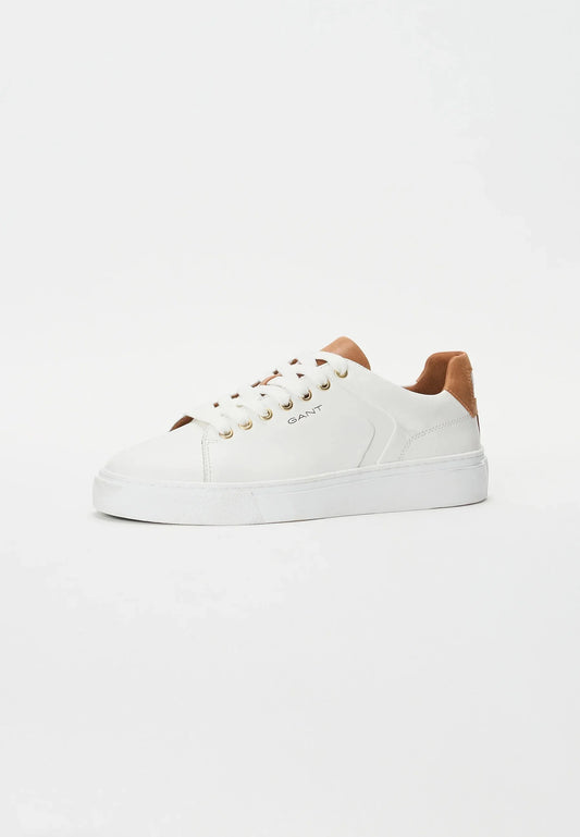 Vit herrsneaker i läder med bruna detaljer och vita snören, stilren och modern design.