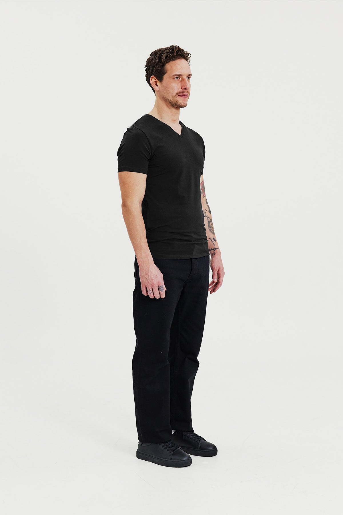 V-ringad t-shirt i ekologisk bomull, 2-pack - Svart – detalj