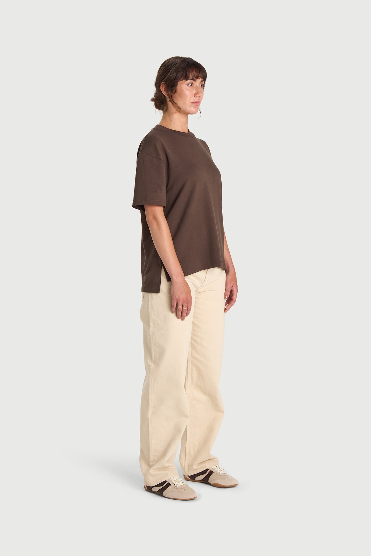Boxy t-shirt i viskosjersey - Espresso – detalj