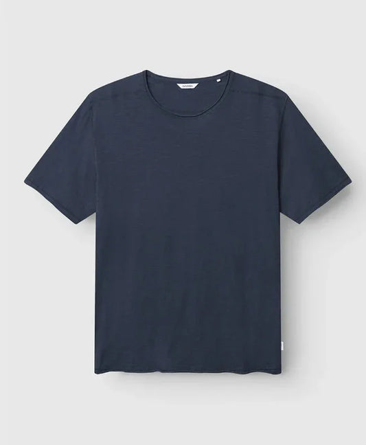 Marinblå herr t-shirt med rund hals, klassisk passform, mot ljus bakgrund.