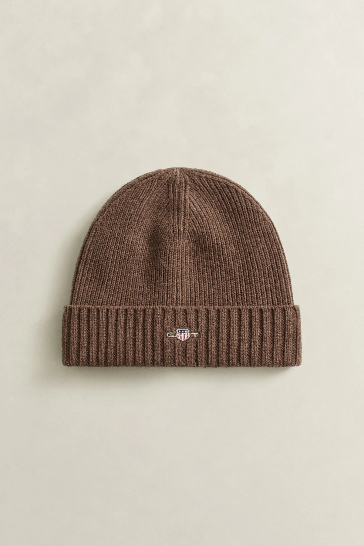 Gant Shield Wool Beanie i färgen shadow brown