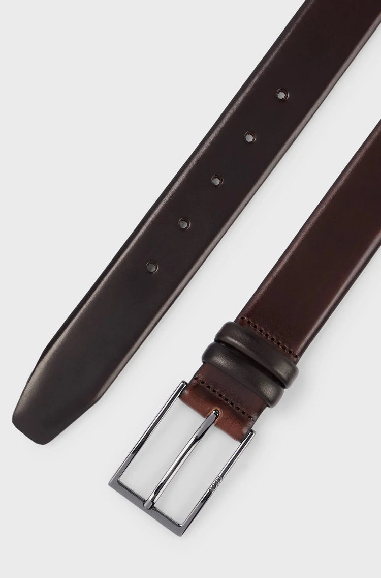 Brunt herrbälte i läder med silverfärgat spänne, klassisk accessoar