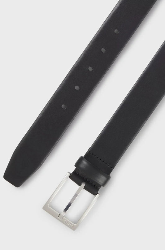Svart klassiskt herrbälte i läder med silverfärgat spänne, stilrent herraccessoar
