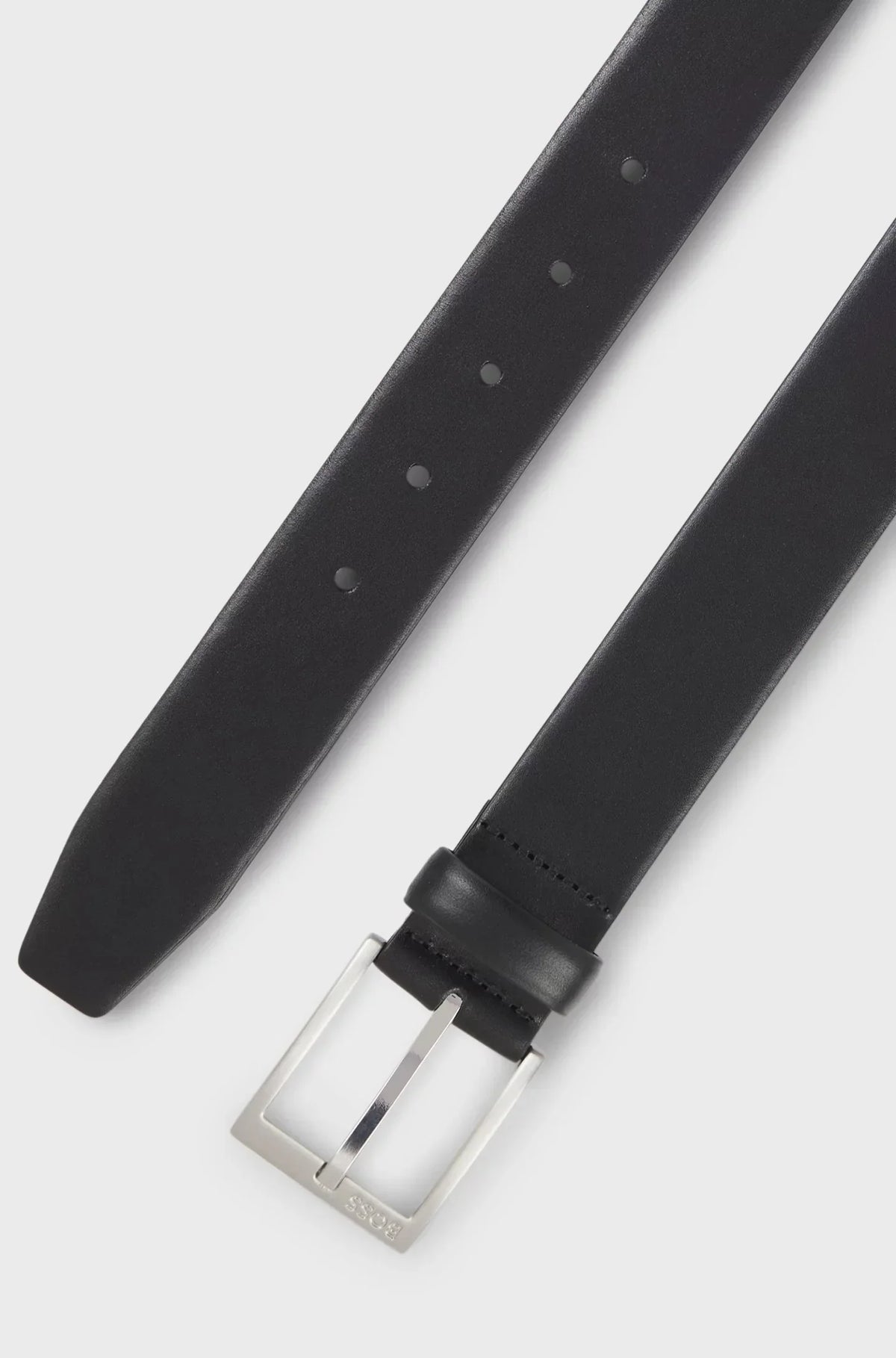 Svart klassiskt herrbälte i läder med silverfärgat spänne, stilrent herraccessoar