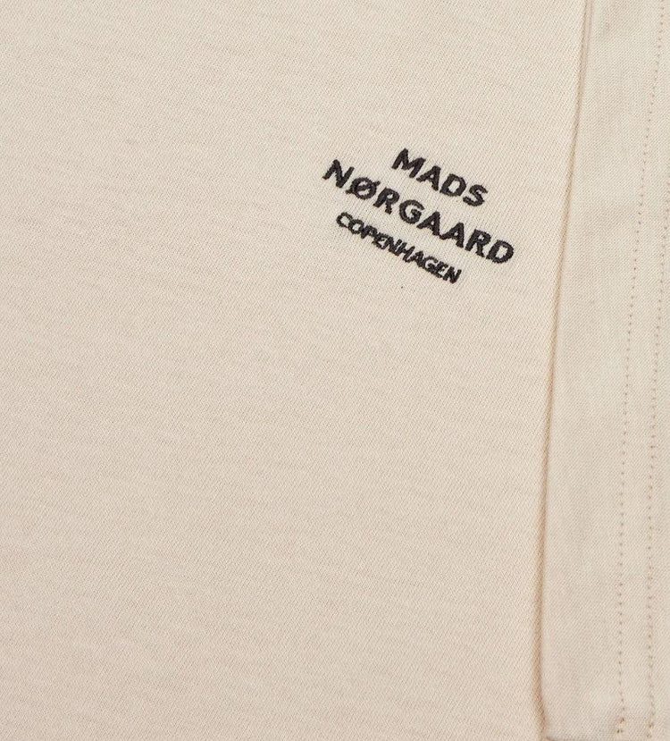 Beige herrtröja med svart Mads Nørgaard Copenhagen logobrodyr på bröstet