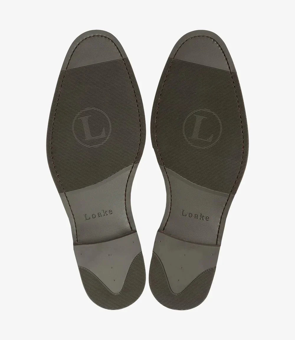 Bruna herrskosulor i läder med Loake-logotyp, klassisk design mot vit bakgrund.