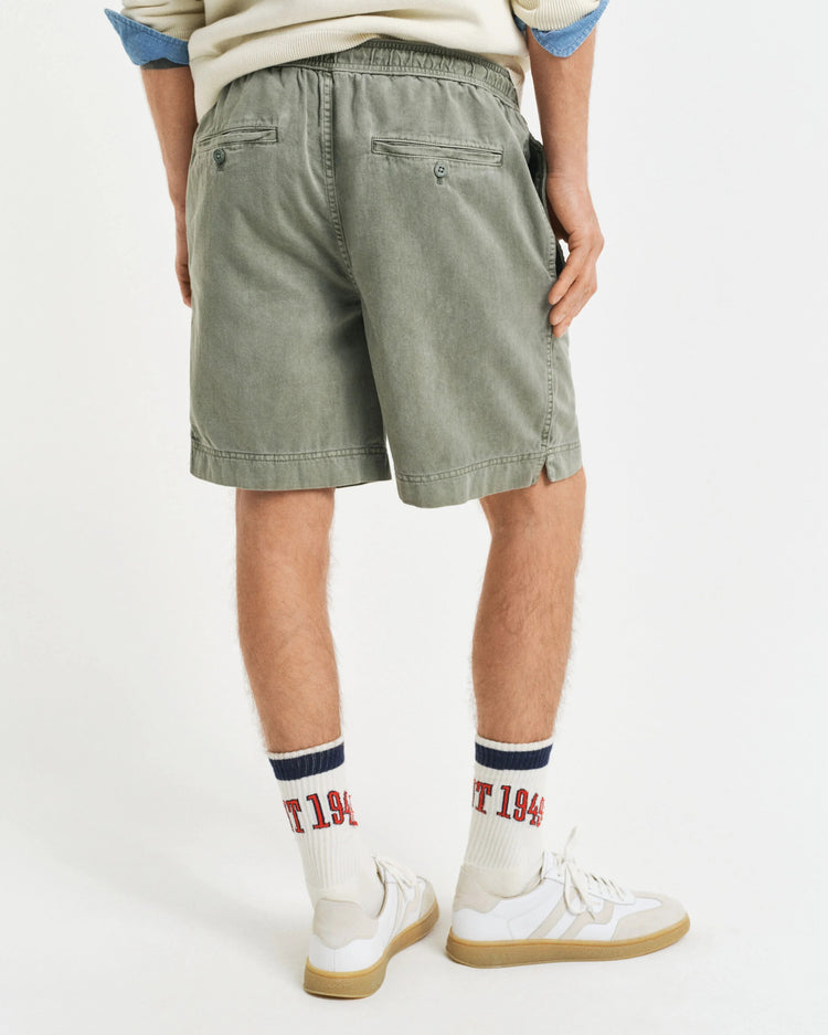 Regular fit solblekta shorts med dragsko - KALAMATA GREEN