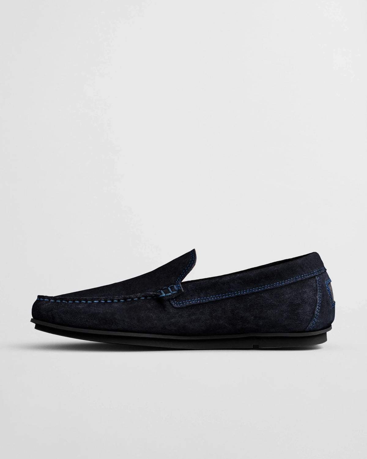 Marinblå mocka loafer för herr, klassisk design, kontrastsömmar, mot vit bakgrund