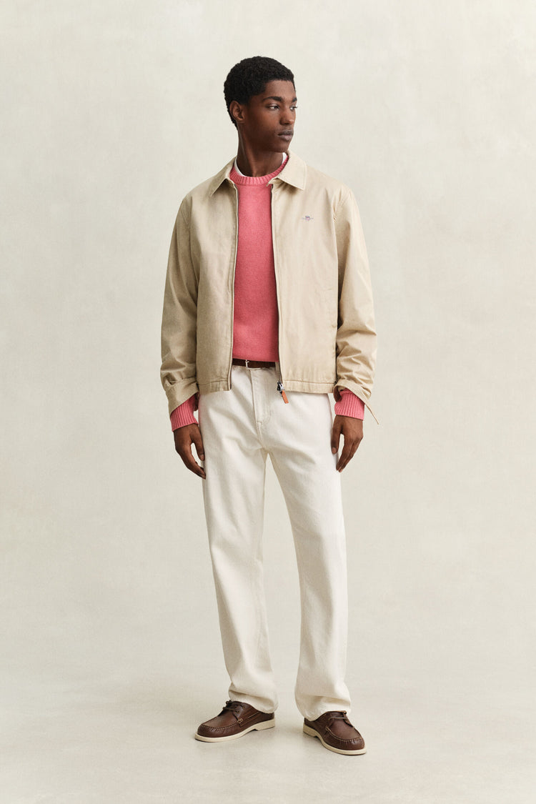 Beige harringtonjacka herr, rosa stickad tröja, vita jeans, bruna mockaskor