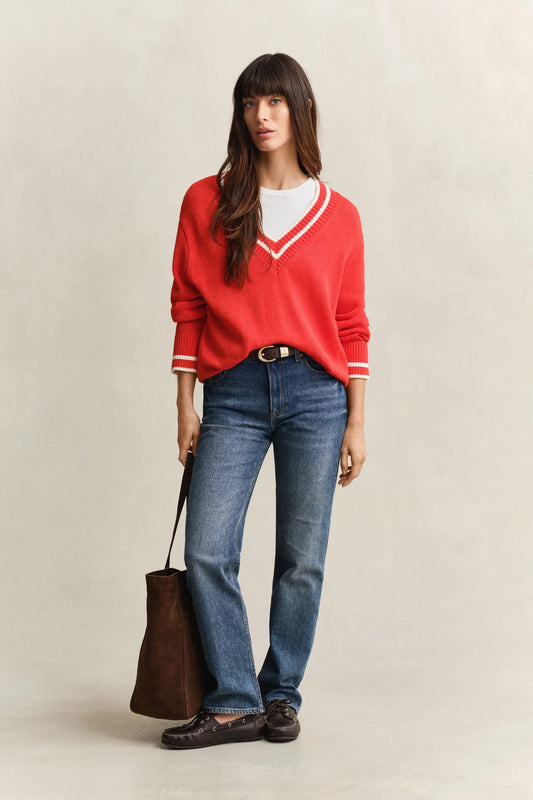 Röd v-ringad tröja med vita ränder, raka blå jeans, brun mockaväska, herrstil