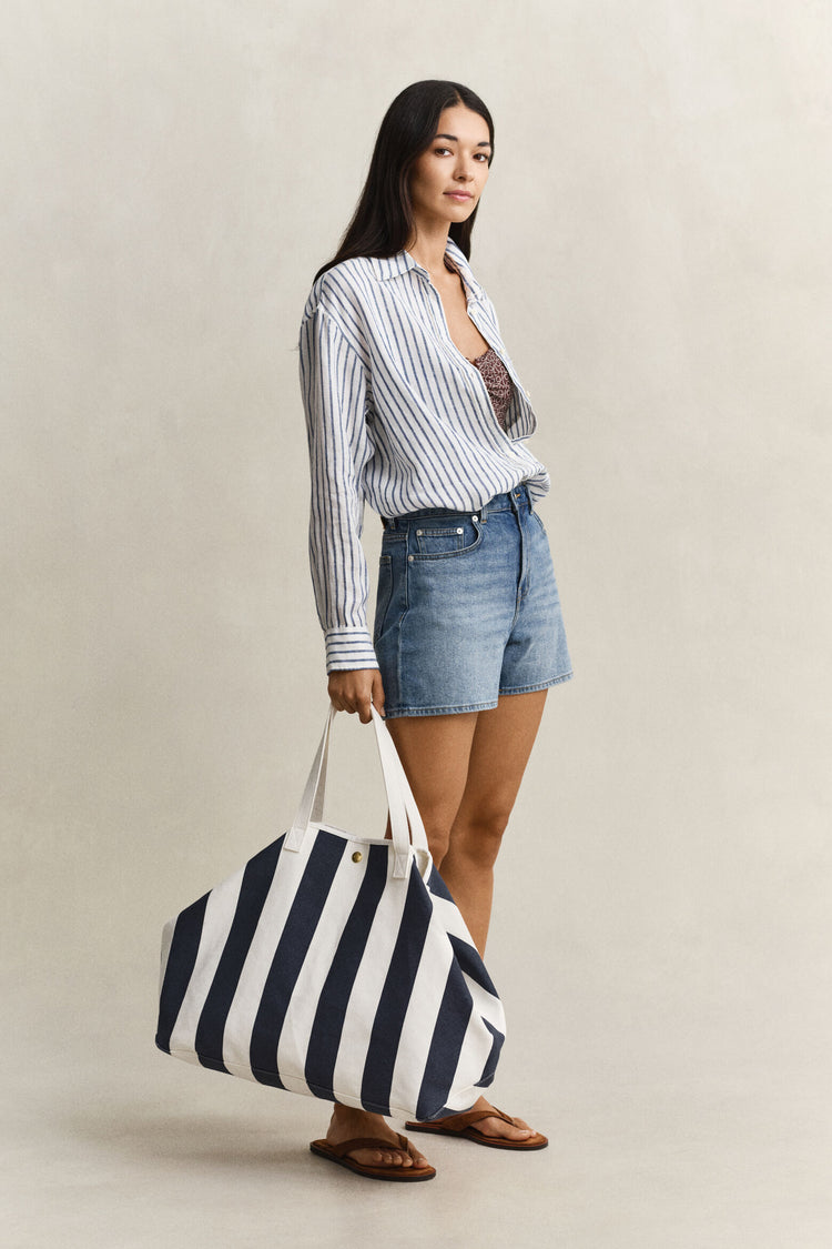 Randig skjorta blå vit, jeansshorts, stor randig väska, sandaler dam