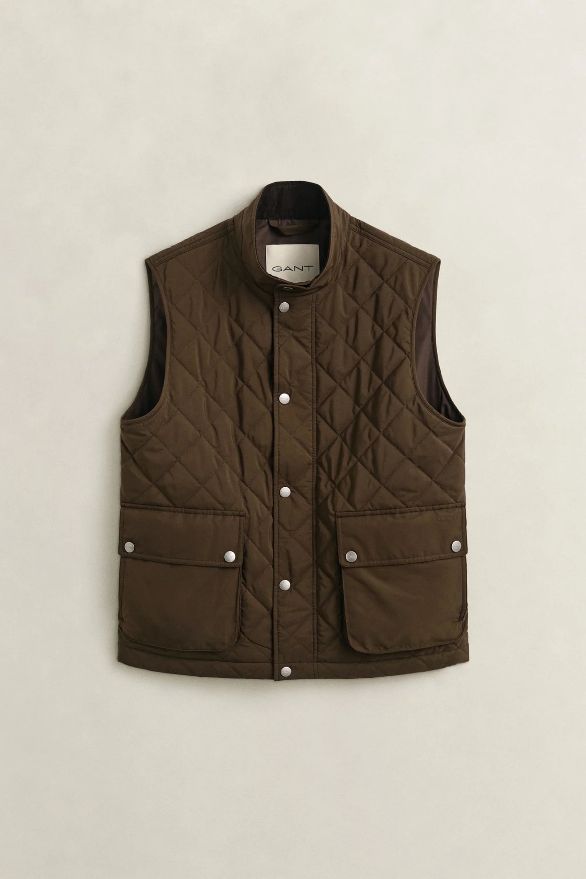 Gant quiltad väst i färgen black brown