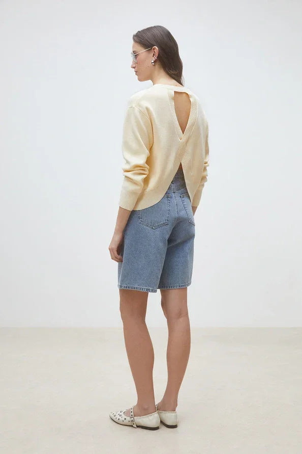 Ljusgul tröja med öppen rygg dam, blå jeansshorts, vårmode