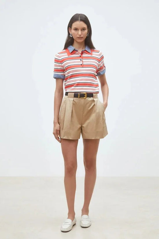 Rödvit randig pikétröja med blå krage, beige shorts med svart bälte dam
