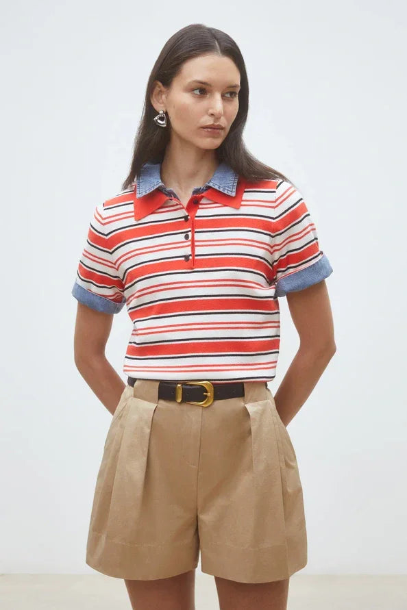 Randig röd och vit pikétröja med denimkrage, beige shorts med bälte dam