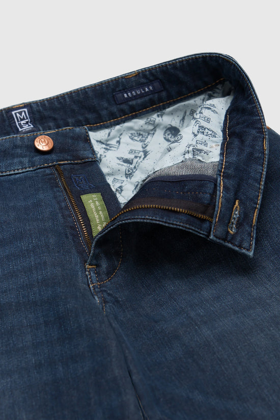 Närbild på blå herrjeans med dragkedja och detaljerade sömmar, regular fit
