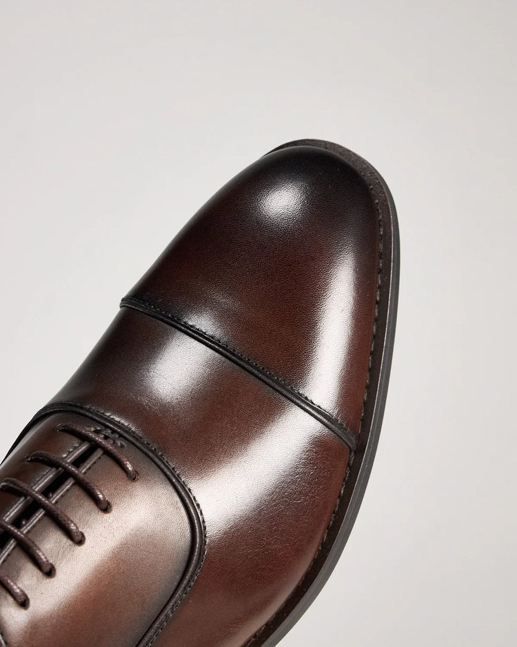 Mörkbruna skor med cap-toe design herr