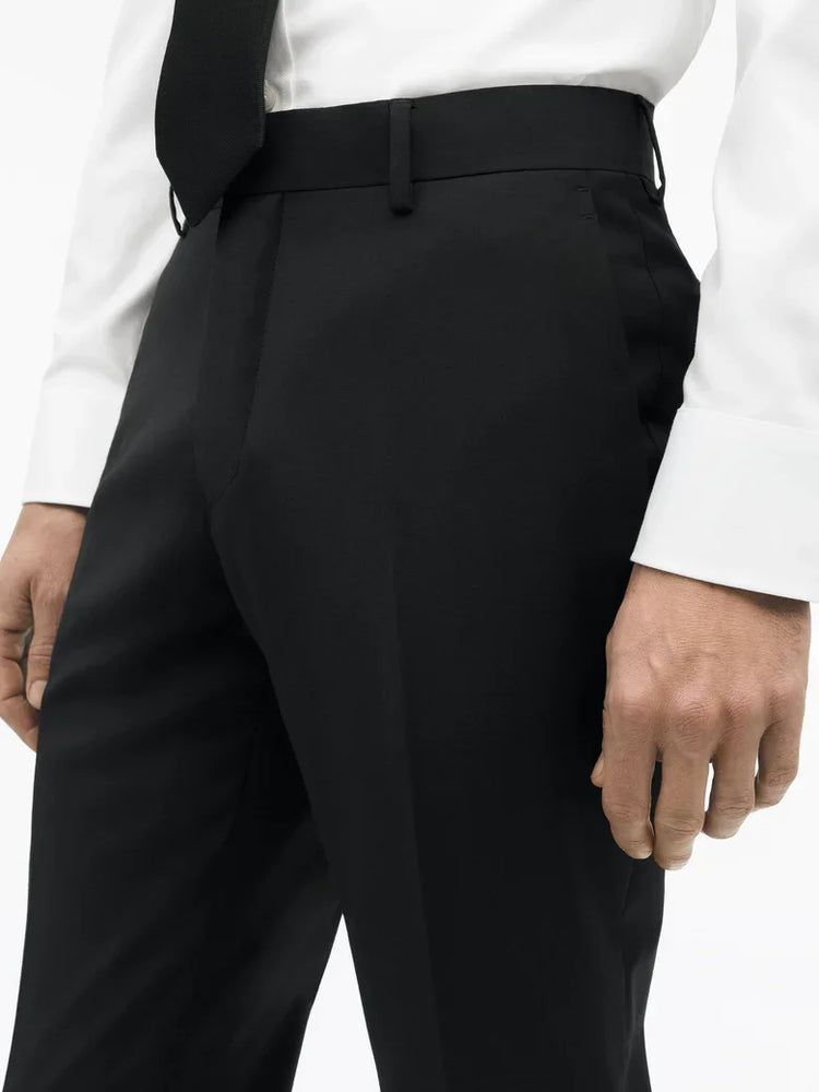 Klassiska svarta kostymbyxor för herr, vit skjorta och svart slips, elegant stil.