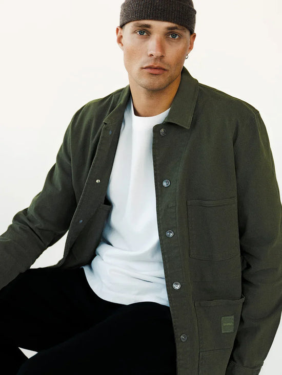 Baras khaki grön overshirt herr med vita knappar och bröstficka