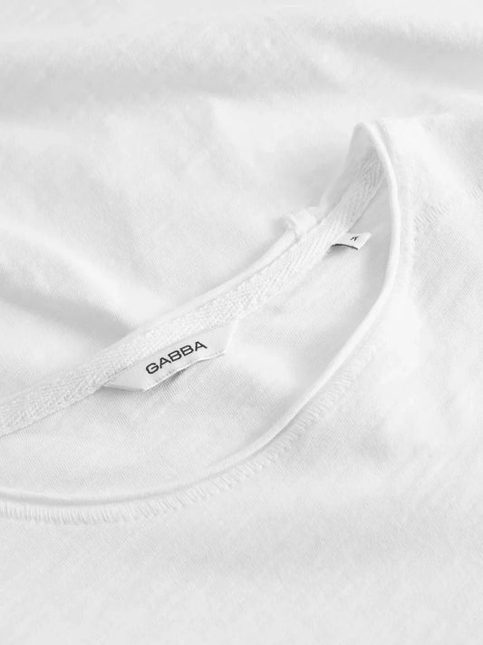Vit herr t-shirt med rund hals och Gabba-märke, detaljbild på kragen