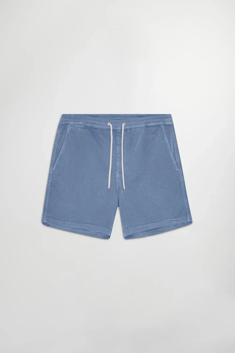Blå herrshorts med dragsko och fickor, klassiska sommarshorts mot vit bakgrund