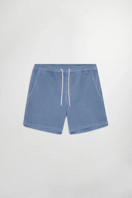 Blå herrshorts med dragsko och fickor, klassiska sommarshorts mot vit bakgrund