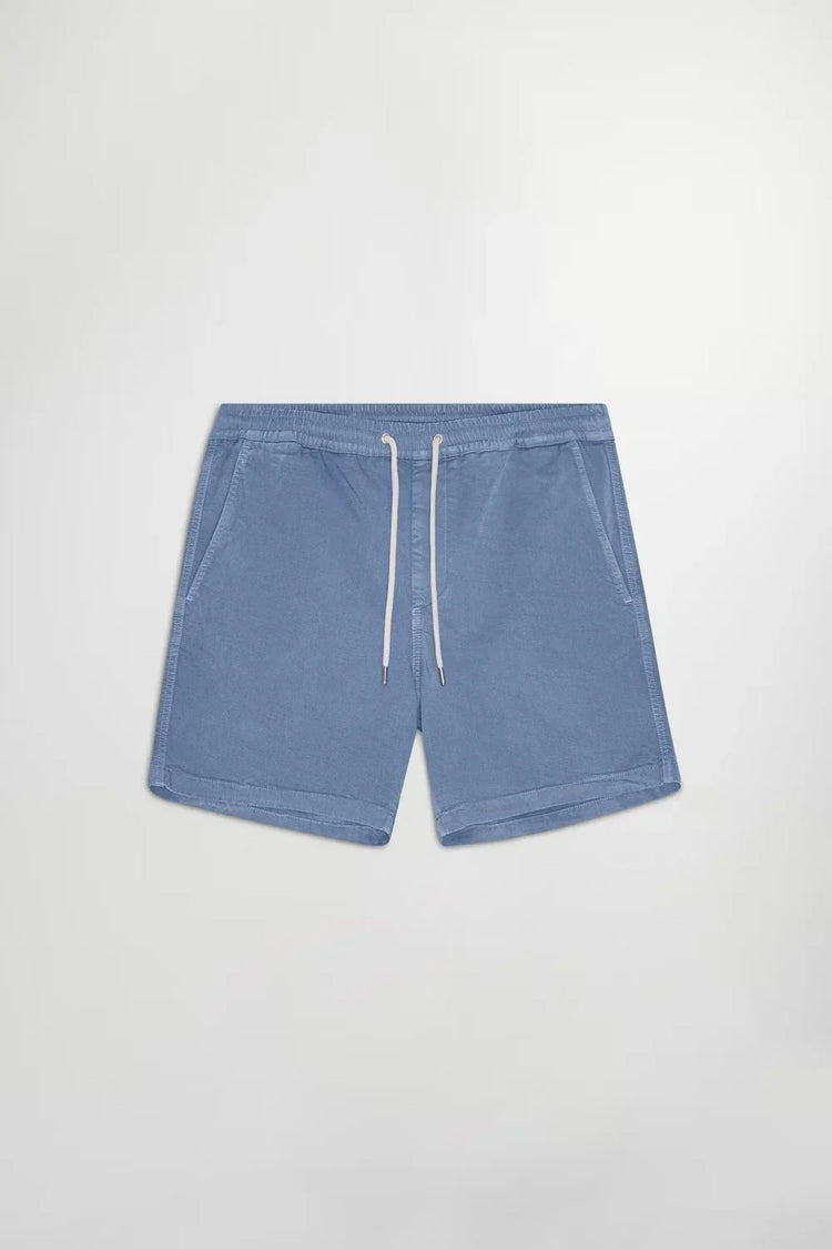 Blå herrshorts med dragsko och fickor, klassiska sommarshorts mot vit bakgrund