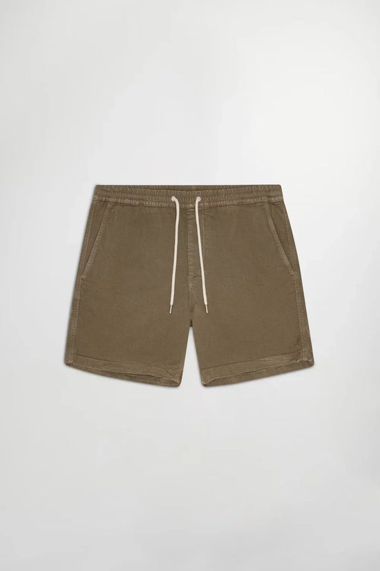 Beiga herrshorts med dragsko i midjan, klassisk passform, mot vit bakgrund