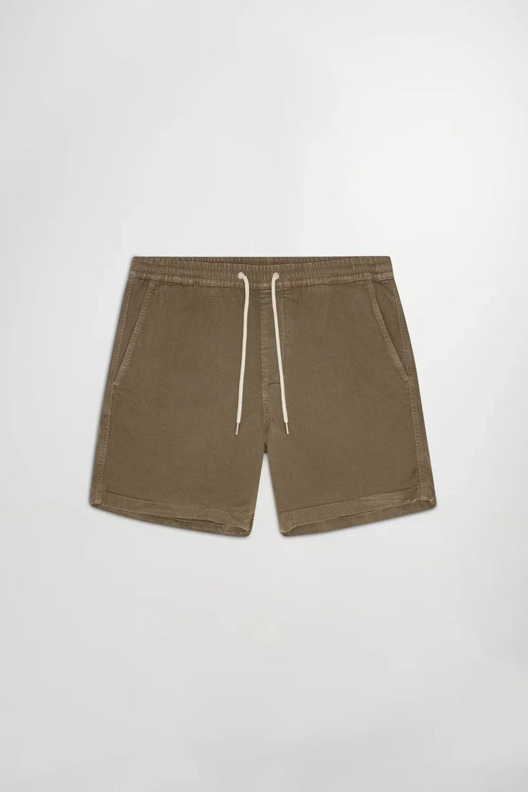 Beiga herrshorts med dragsko i midjan, klassisk passform, mot vit bakgrund