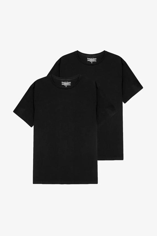 Två svarta herr t-shirts med rund hals i bomull, klassiska basplagg mot vit bakgrund.