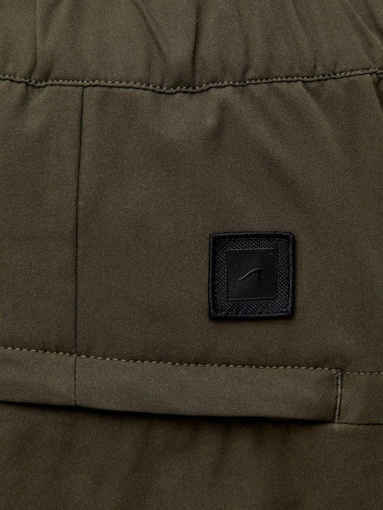 Monterey herrbyxa i nylon, olivgrön färg, detaljbild med svart logomärke